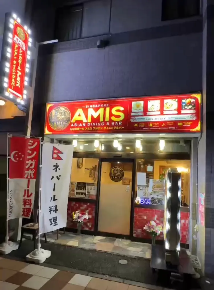 夜のシンガポール アミス店舗外観