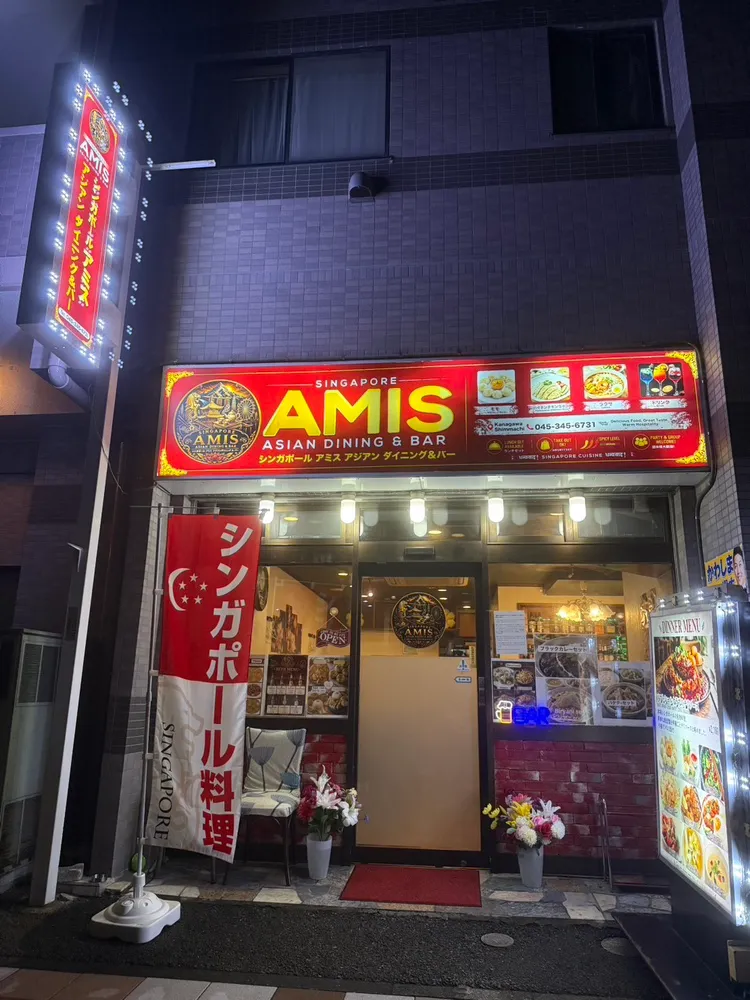 夜のシンガポール アミス店舗外観
