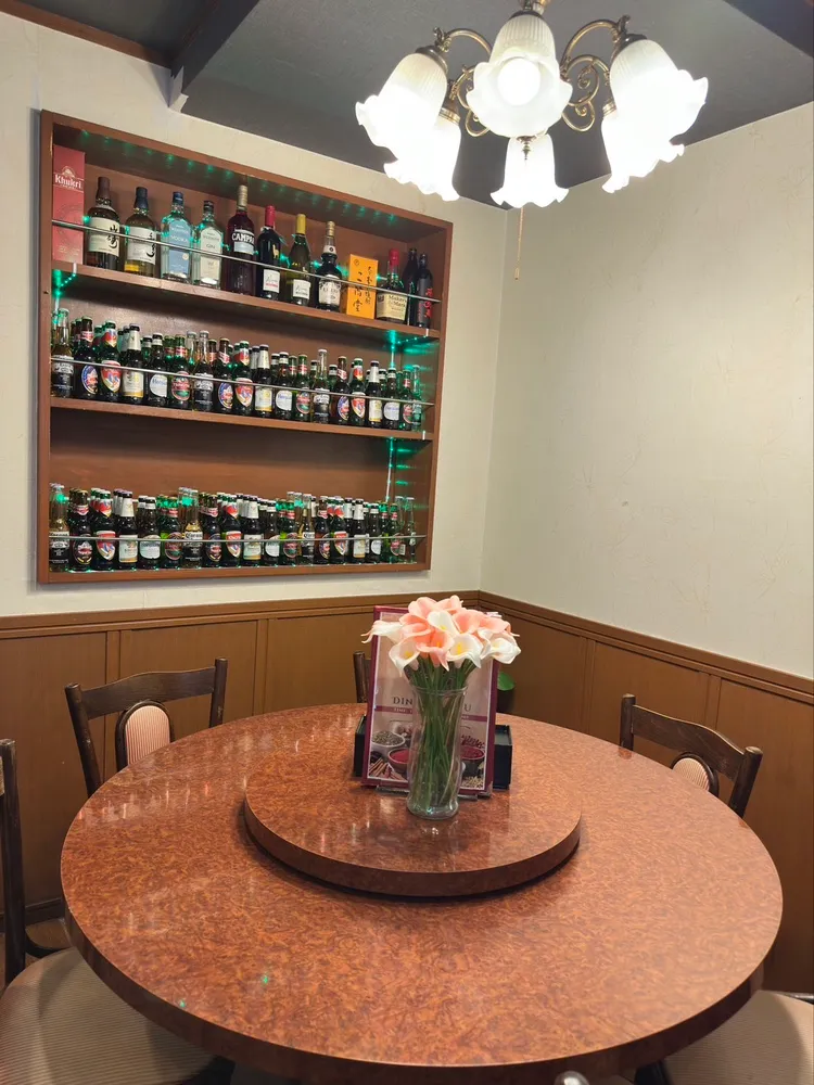丸いテーブルのある店内